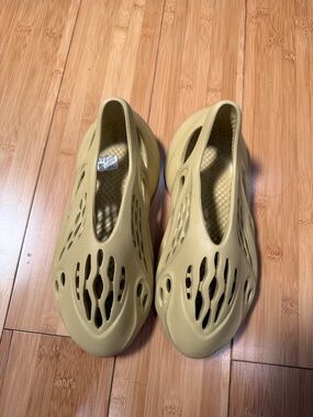 ADIDAS YEEZY FOAM RUNNER “SULFUR” YELLOW SIZE 7 WOMEN NO BOX WORN MULTIPLE TIMES